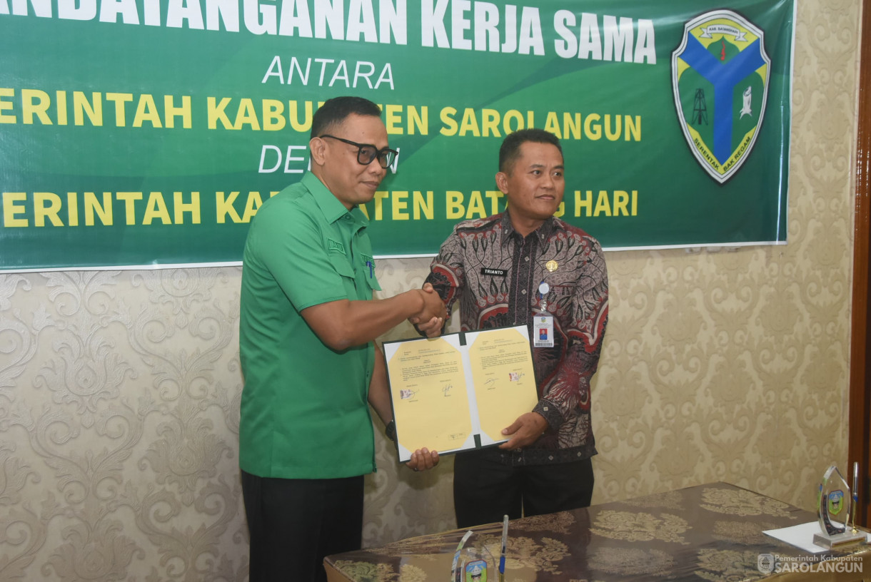 8 Agustu 2025 - Penandatanganan Kerjasama Antara Pemerintah Kabupaten Sarolangun dengan Pemerintah Kabupaten Batanghari di Rumah Dinas Bupati Sarolangun