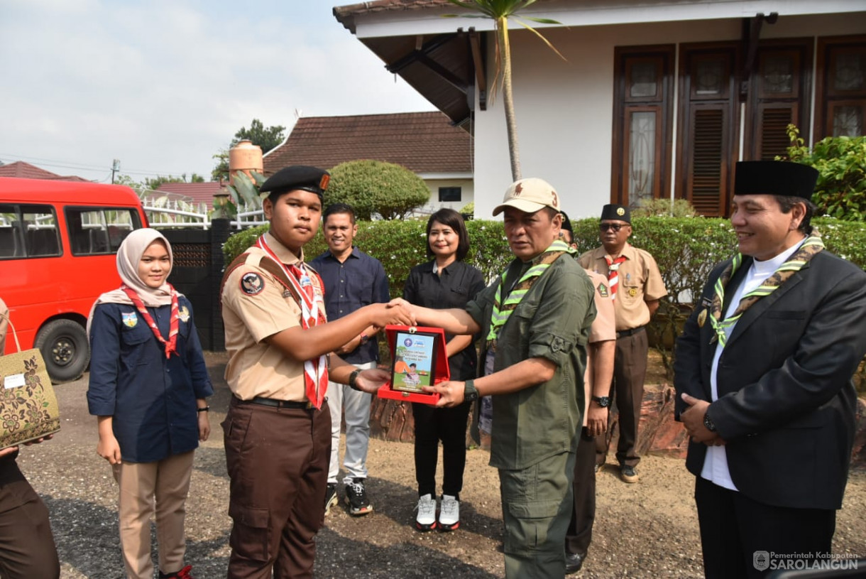 16 September 2023 - Penjabat Bupati Sarolangun Melakukan Pelepasan Anggota Pramuka di Rumah Dinas Bupati Sarolangun