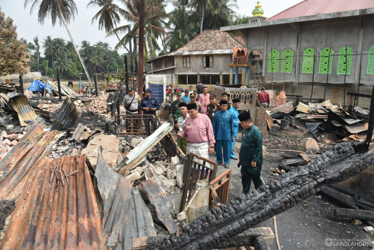 9 Oktober 2023 - Penjabat Bupati Sarolangun Menyerahkan Bantuan Pangan Dan Pakaian Kepada Korban Kebakaran di Desa Tendah Kecamatan Cermin Nan Gedang