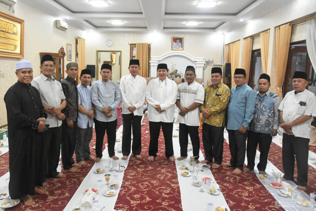 02 April 2024 - Buka Bersama Tenaga Kesehatan RSUD Chatib Quzwein, Apdesi Dan Pabpdsi Di Rumah Dinas Bupati Sarolangun