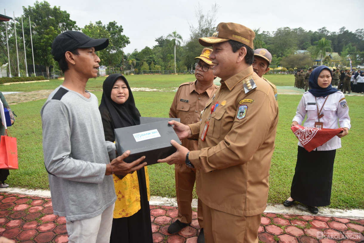 11 Desember 2023 - Apel Gabungan Sekaligus Penyerahan Hadiah Lomba Kegiatan UMKM Bangkit Dan Gabungan Kelompok Tani Terbaik Tingkat Kabupaten Sarolangun Di Lapangan Gunung Kembang Sarolangun