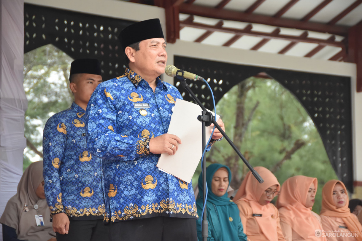 30 November 2023 - Upacara HUT KORPRI Ke 52 Sekaligus Penyerahan Bantuan JKM dan Beasiswa Di Lapangan Gunung Kembang Sarolangun