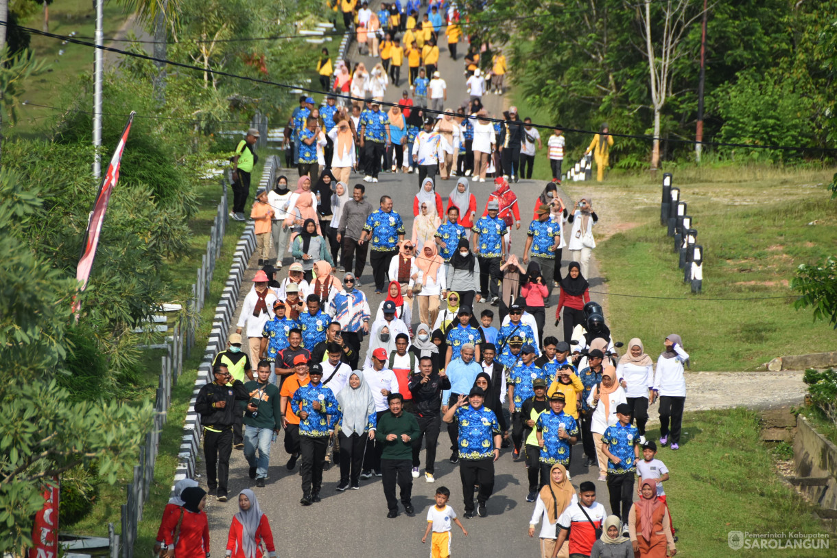 16 Desember 2023 – Jalan Santai Dalam Rangka Hut Korpri Ke 52 Dan Hari Korupsi Dunia, Penanaman Pohon Pelindung Dalam Rangka Hut Dharmawanita Ke 24 Di Lapangan Gunung Kembang Sarolangun