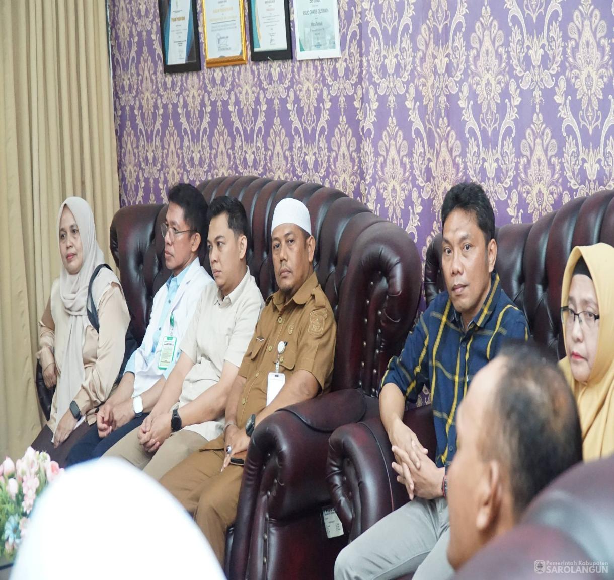 25 Mei 2026 Bupati Sarolangun Memimpin Apel Pagi di RSUD Chatib Quzwein Serta Memberikan Arahan Kepada Seluruh Pegawai Agar Terus Meningkatkan Disiplin dan Tanggung Jawab