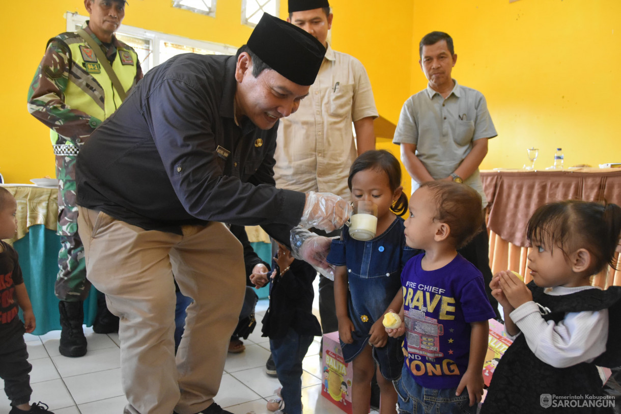 12 November 2023 - Penjabat Bupati Sarolangun Menyerahkan Bantuan Stunting di Kantor Camat Bathin VIII