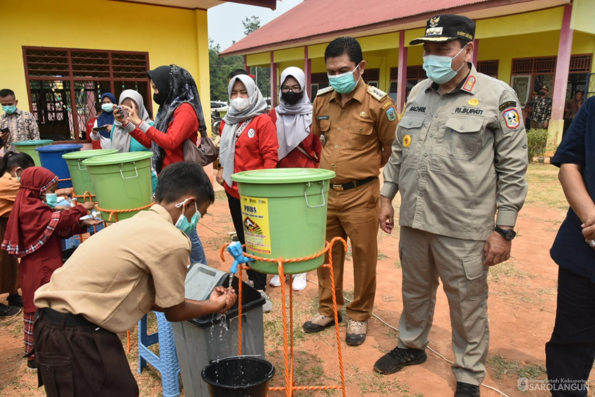 6 Oktober 2023 - Penjabat Bupati Sarolangun Menghadiri Acara Pembagian Masker dan Praktek Cuci Tangan yang Baik Dan Benar di SD 191 Desa Pematang Kabau Kecamatam Air Hitam