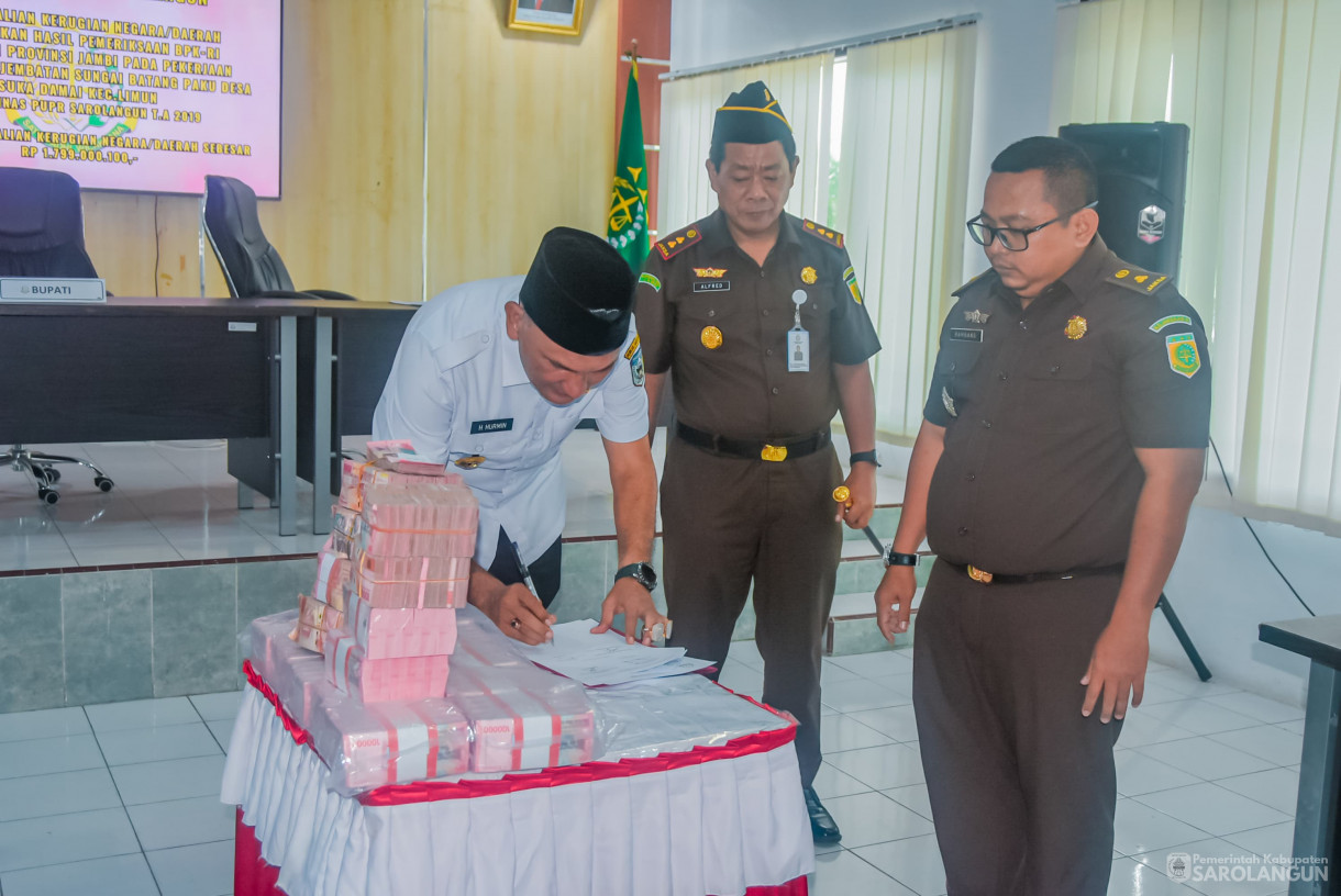 26 Maret 2025 - Penandatanganan Nota Kesepakatan dan Perjanjian Kerjasama Kepala Kejaksaan Negeri Sarolangun Dengan Bupati Sarolangun Dalam Rangka Sinergitas Pelaksanaan Tugas Dan Fungsi Pengawalan, Pengawasan dan Pemanfaatan Dana Desa di Aula Kejaksaa