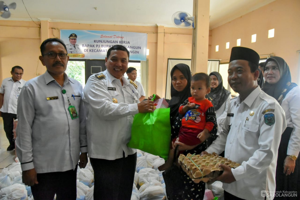 20 September 2023 - Penjabat Bupati Sarolangun Menghadiri Penyerahan Bantuan Stunting, penanganan Kemiskinan Ekstrim di Kantor Camat Mandiangin