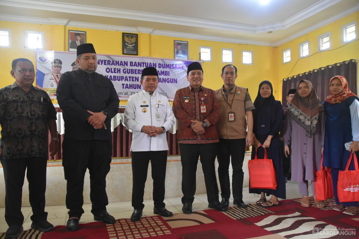 22 Desember 2023 – Penyerahan Bantuan Dumisake Oleh Gubernur Jambi Di Kabupaten Sarolangun Tahun 2023 Di Kantor Camat Sarolangun