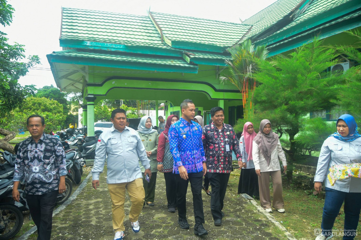 23 April 2026 Penyerahan bantuan alat dan mesin pertanian tractor di Dinas TPHP Sarolangun