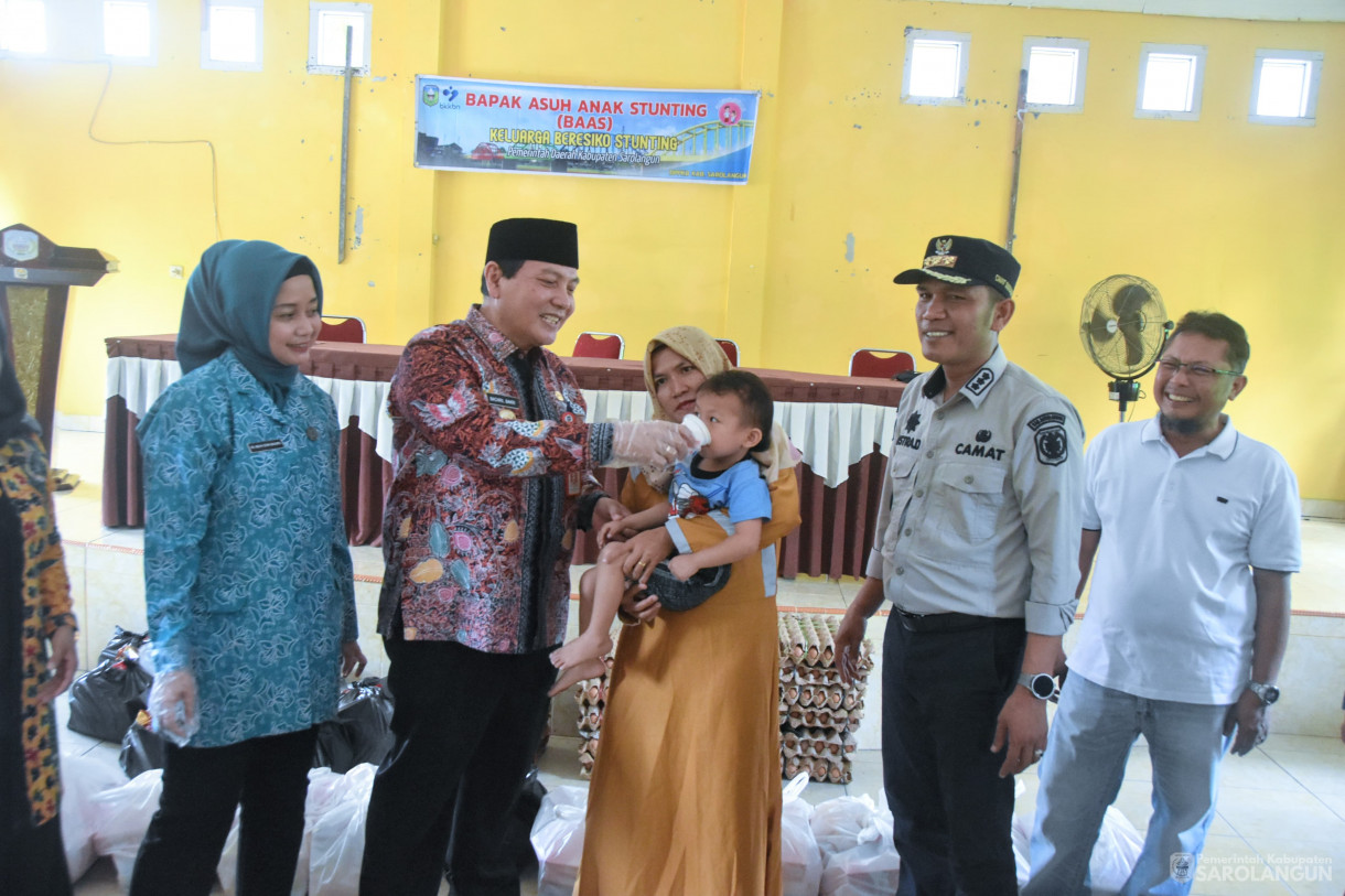 30 Maret 2024 - Penyerahan Bantuan Program Bapak Asuh Anak Stunting Untuk Keluarga Berisiko Stunting Di Kantor Camat Sarolangun