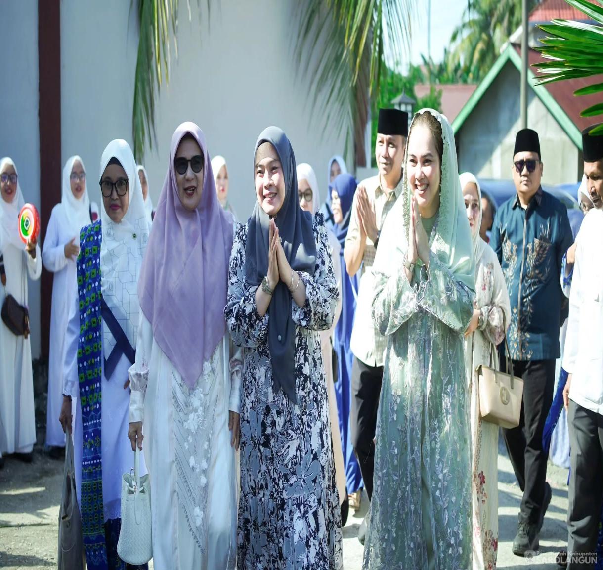 16 Juni 2026 Ketua TP. PKK Kabupaten Sarolangun didampingi Staf Ahli I TP. PKK Kab. Sarolangun membuka acara Hari Gebyar Muharram 1448 H di Masjid Al Hidayah RT.12 Kel. Sukasari