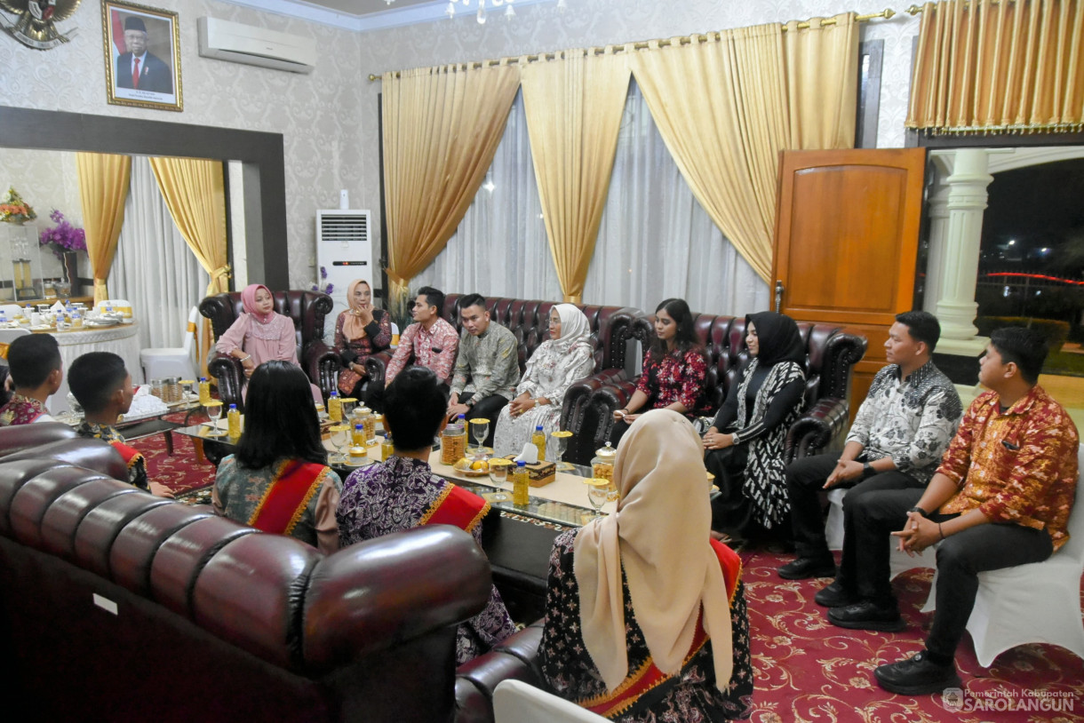 1 Juni 2024 -&nbsp;Makan Malam Bersama Finalis Bujang Gadis Kota Jambi Asal Sarolangun di Rumah Dinas Bupati Sarolangun