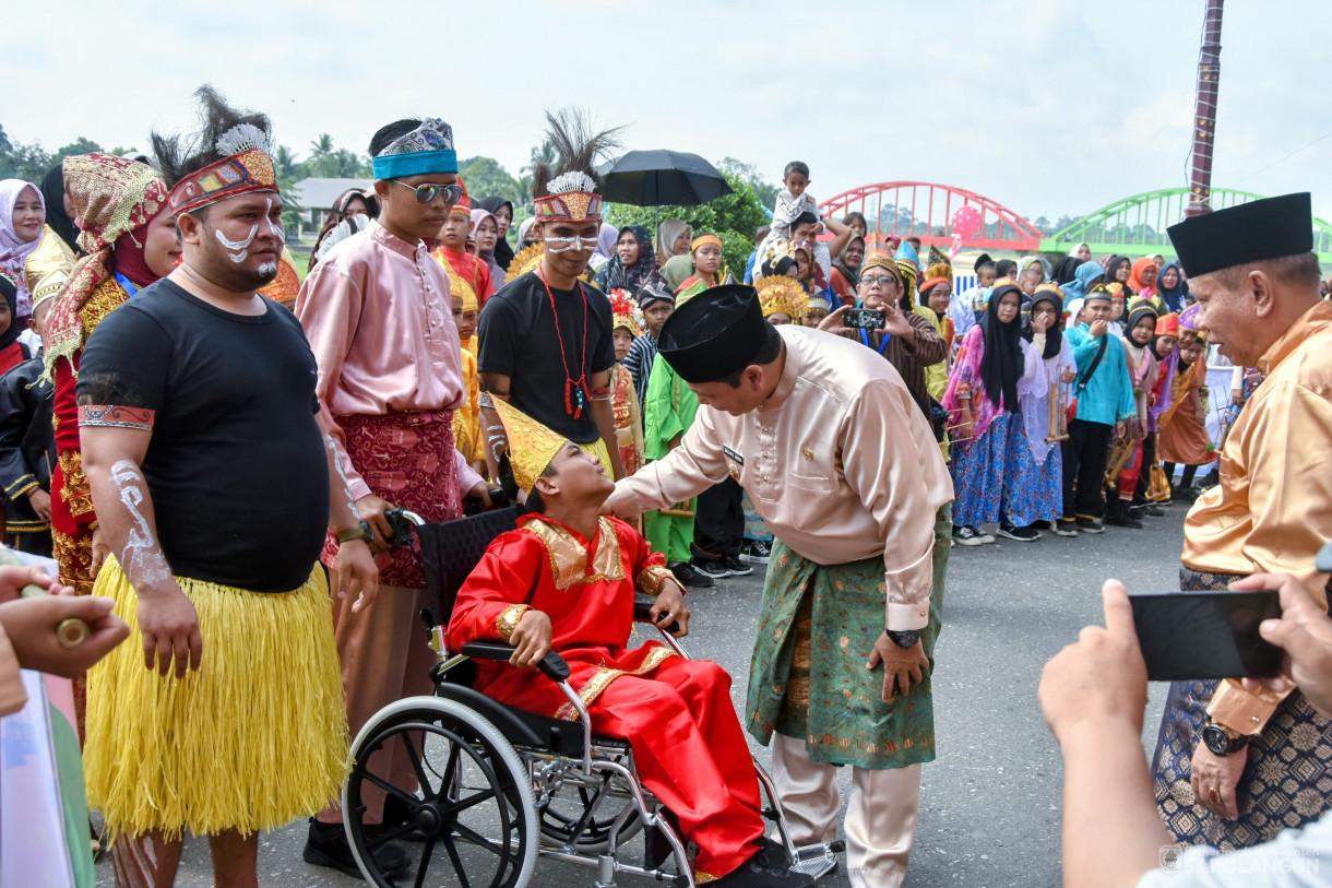 18 November 2023 - Penjabat Bupati Sarolangun Menghadiri&nbsp; Dan Membuka Pawai Budaya Multietnis Dalam Rangka HUT PGRI Ke 78 dan Hari Guru Nasional 2023 di Rumah Dinas Bupati Sarolangun