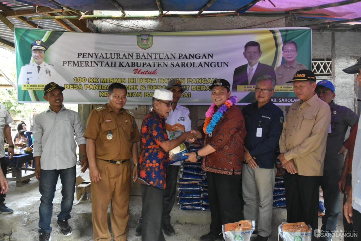 5 Oktober 2023 - Penjabat Bupati Sarolangun Melakukan Penyerahan Bantuan Pangan Berupa Beras Untuk 50 KK di Desa Paniban Baru dan Desa Bukit Berantai Kecamatan Batang Asai