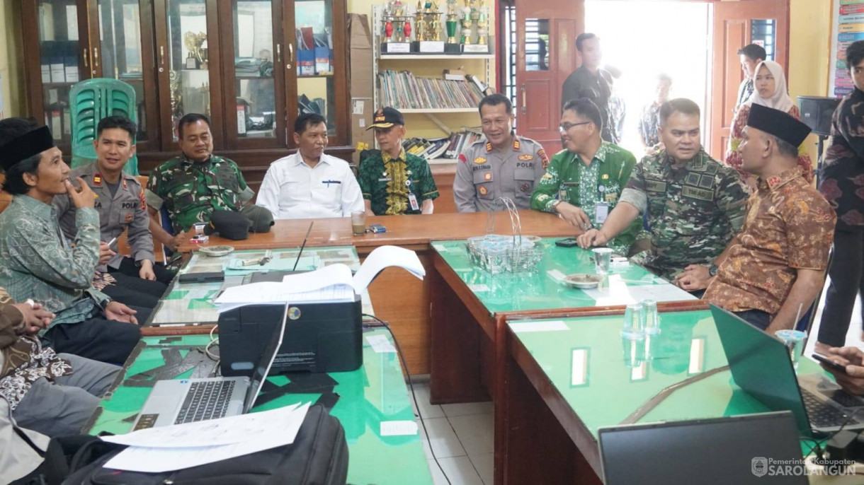 30 April 2026 Bupati Sarolangun Menyerahkan Bantuan Kepada Masyarakat Terdampak Banjir di Desa Lidung, Ladang Panjang, Bernai Dalam