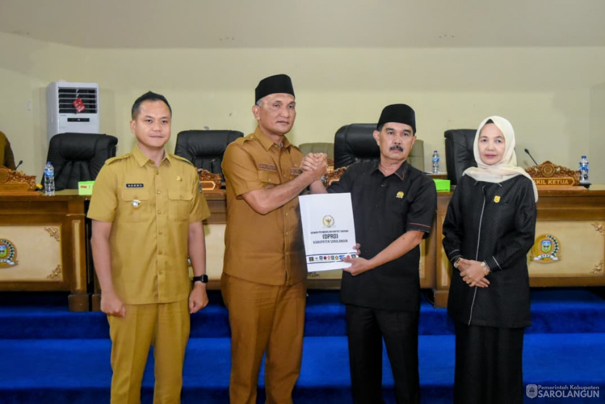 3 November 2025&nbsp; Rapat Paripurna Tingkat I Tahap 2 Pandangan Umum Fraksi Fraksi DPRD terhadap RKUA dan PPAS Anggaran Pendapatan dan Belanja Daerah Kabupaten Sarolangun Tahun Anggaran 2026