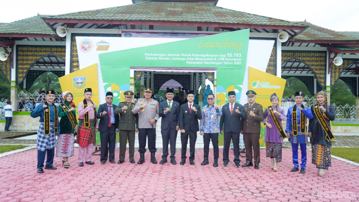 28 Oktober 2025 Upacara Hari Peringatan Sumpah Pemuda Ke 97 Tahun 2025 , Launching Perlindungan Jamsostek Bagi Pekerja Rentan, Lembaga Adat Masyarakat dan LPM Kelurahan dan&nbsp;Penyerahan Satu Unit Truk Sampah Ke Dinas LHD Sarolangun&nbsp;&nbsp;