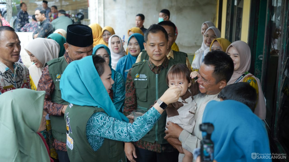 Mengunjungi Rumah Warga Resiko Stunting Sekaligus Memberikan Air Susu dan Menyuap Telur Rebus Kepada Warga yang Beresiko Stunting, Memberikan Bantuan Genting Berbakti Maju