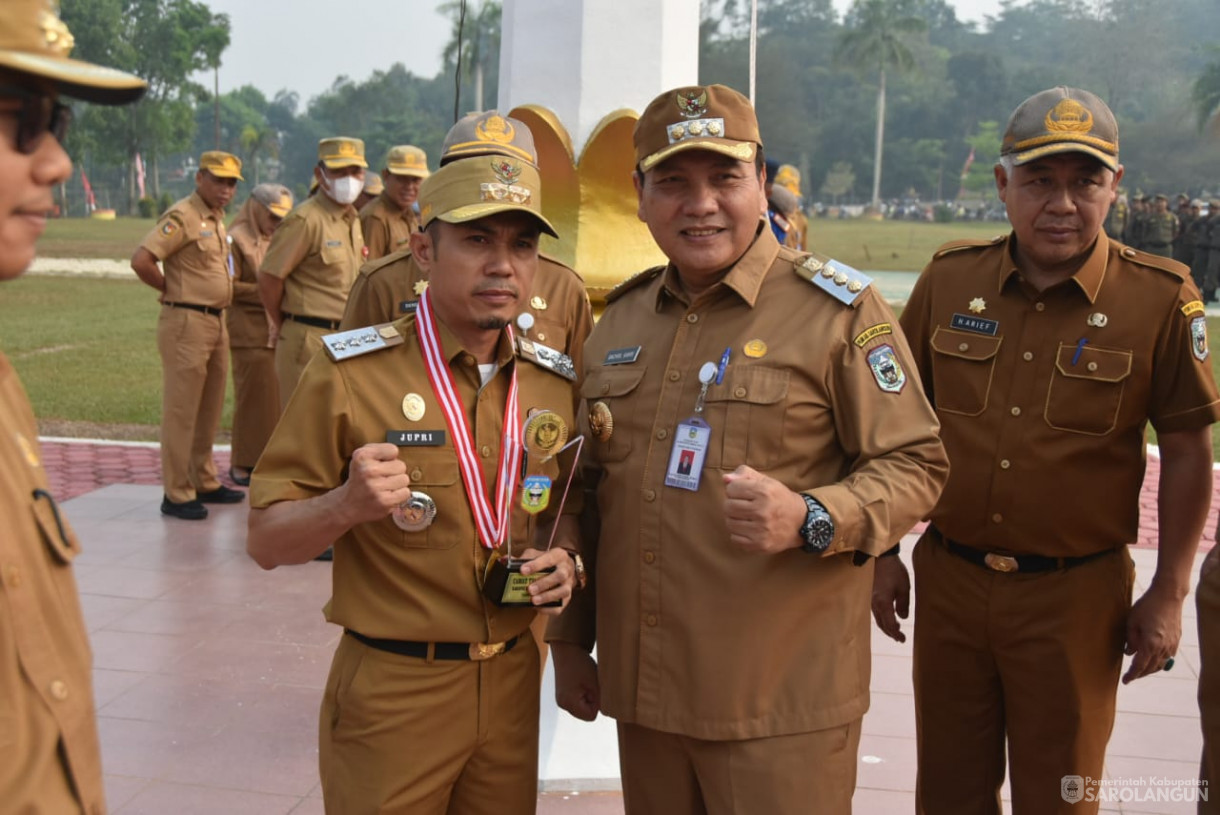 16 Oktober 2023 - Penjabat Bupati Sarolangun Memimpin Apel Gabungan Sekaligus Memberikan Penghargaan Camat Teladan Di Lapangan Gunung Kembang Sarolangun