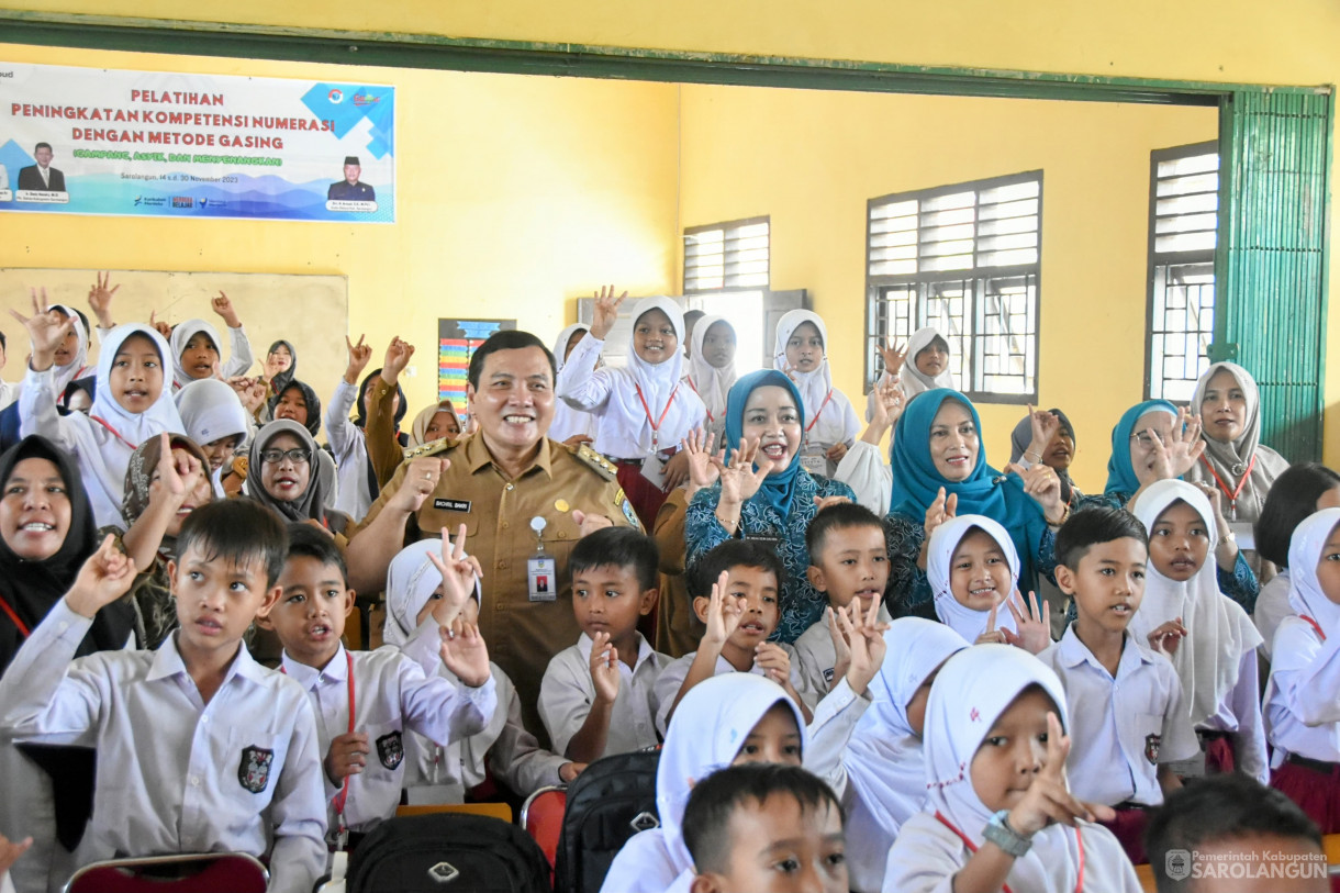 21 Nov 2023 - Penjabat Bupati Sarolangun Menghadiri dan Membuka Secara Resmi Pelatihan Peningkatan Kompetensi Numerasi Dengan Metode GASING Tahun 2023 Bagi Anak Sekolah Dasar dan Guru Pemdamping Se Kec. Sarolangun, diaula SKB SMP 36 Sarolangun