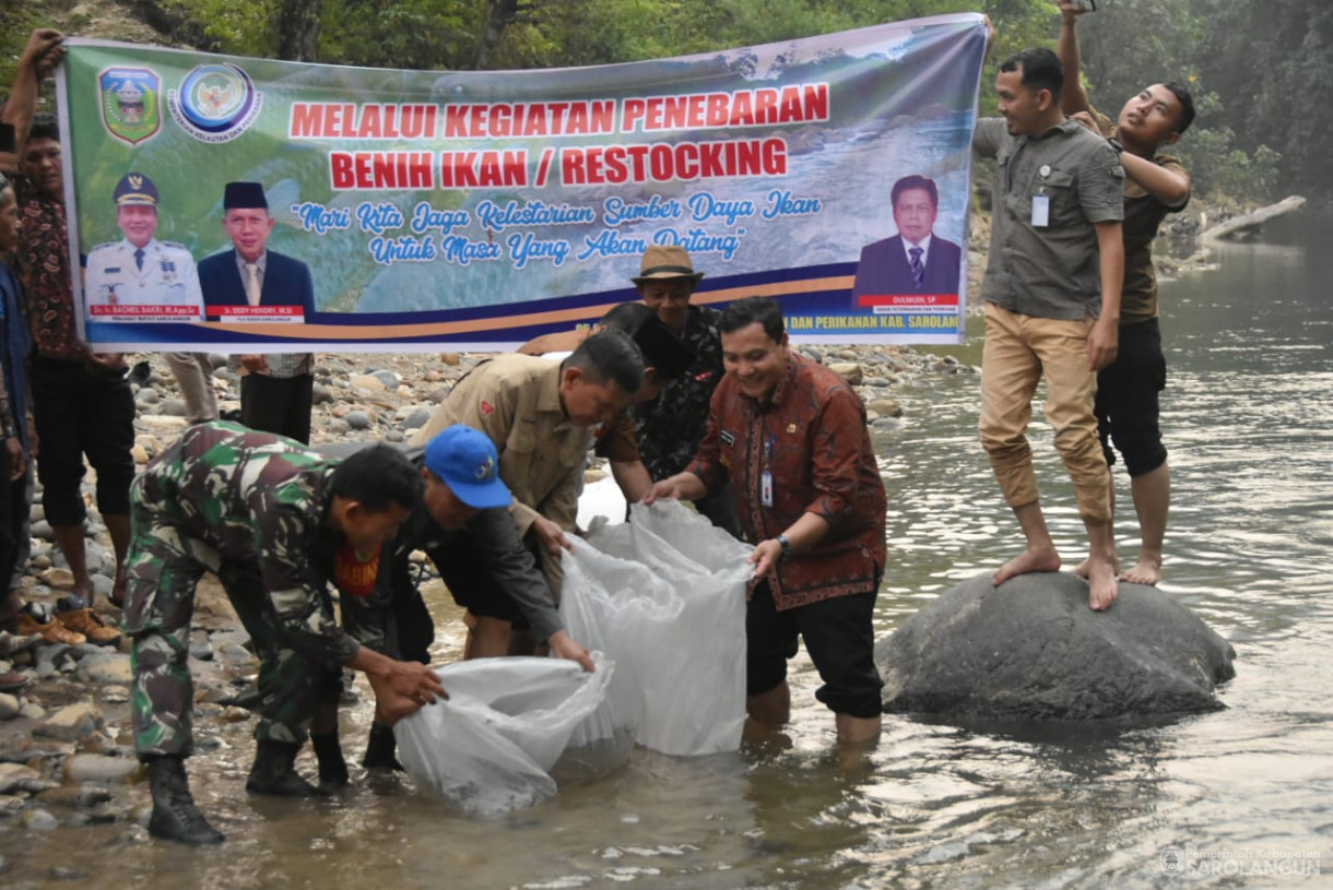 5 Oktober 2023 - Penjabat Bupati Sarolangun Melakukan Restoking Penebaran Benih Ikan Semah Sebanyak 2500 Ekor di Dusun Tangkui di Desa Batu Empang dan Desa Muara Cuban Kecamatan Batang Asai