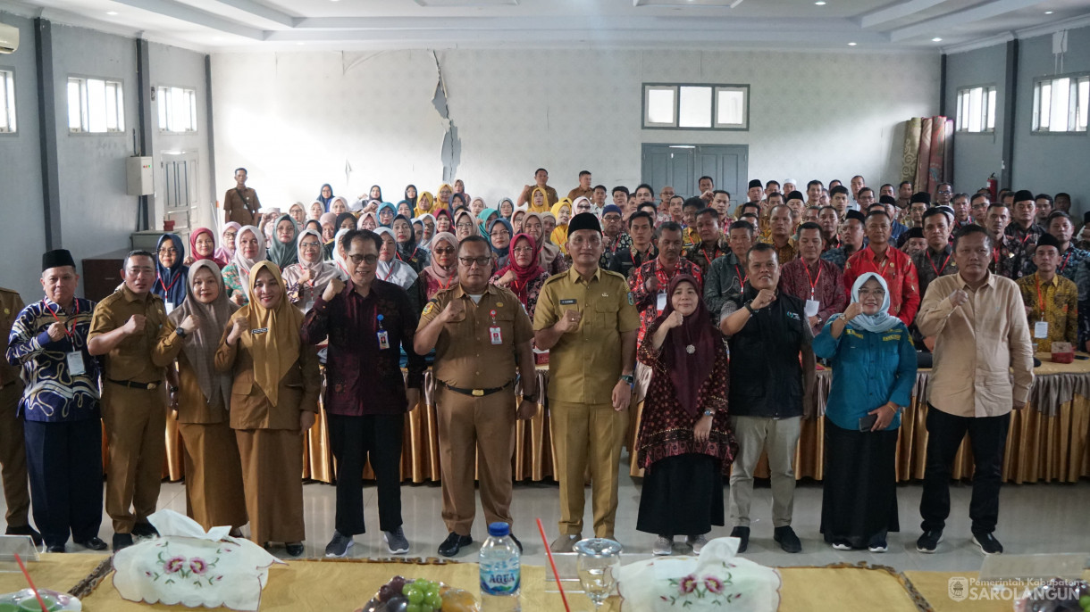 22 Juli 2025 - Bupati Sarolangun Membuka Langsung Kegiatan Bimtek Kepemimpinan Transformatif, dalam Mewujudkan Sekolah Adaptif Melalui Pembelajaran Mendalam Bagi Kepala Sekolah Jenjang SD dan SMP