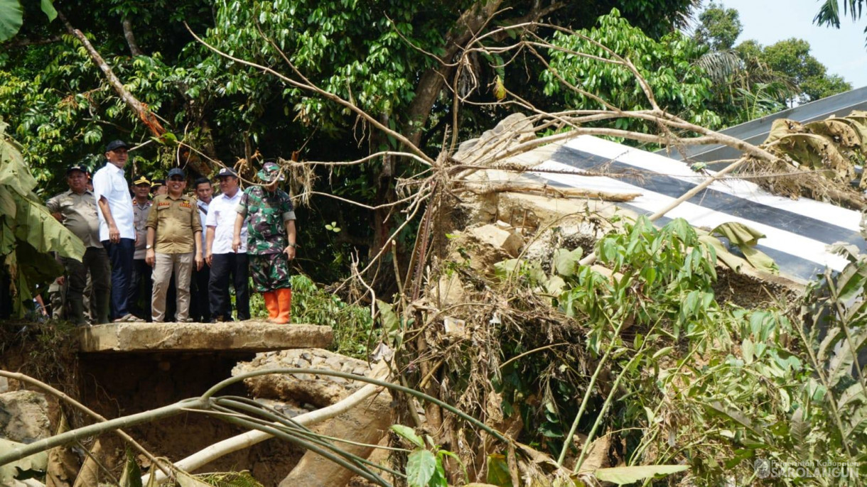 29 April 2026 Bupati Sarolangun melakukan peninjauan jembatan putus, serta menyerahkan bantuan terhadap korban terdampak banjir di Kecamatan Bathin VIII
