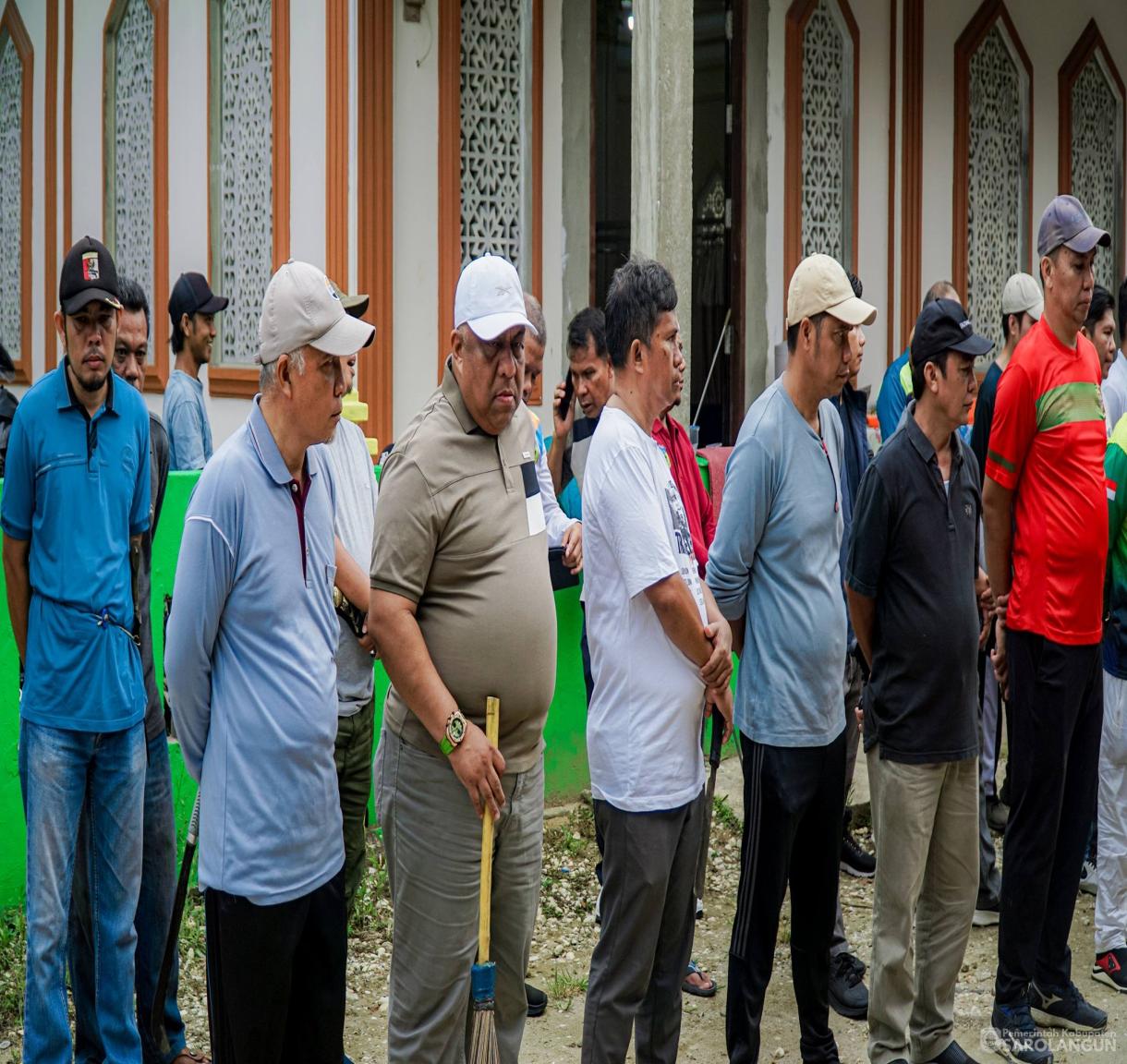 5 Juni 2026 Bupati Sarolangun, Wakil Bupati Sarolangun, Sekretaris Daerah Kabupaten Sarolangun Melaksanakan Gotong Royong Berbakti Maju dari Masjid Jami Attaufiq, Kantor Lurah Gunung Kembang