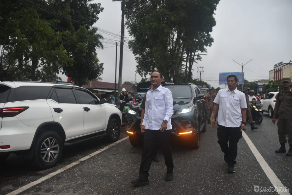 13 Agustus 2025 - Pembagian Bendera Merah Putih Kepada Masyarakat Dalam Rangka HUT RI Ke 80 di Depan Bank Jambi