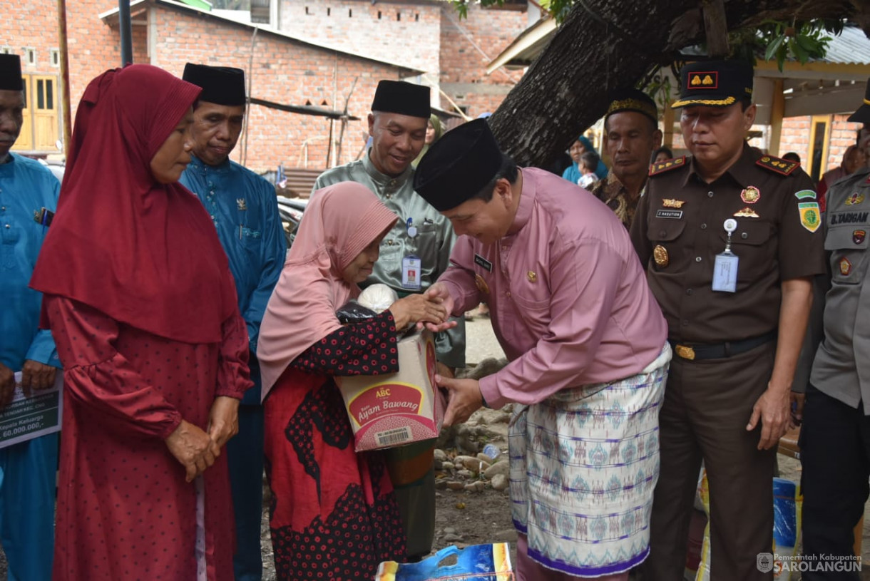 9 Oktober 2023 - Penjabat Bupati Sarolangun Menyerahkan Bantuan Pangan Dan Pakaian Kepada Korban Kebakaran di Desa Tendah Kecamatan Cermin Nan Gedang