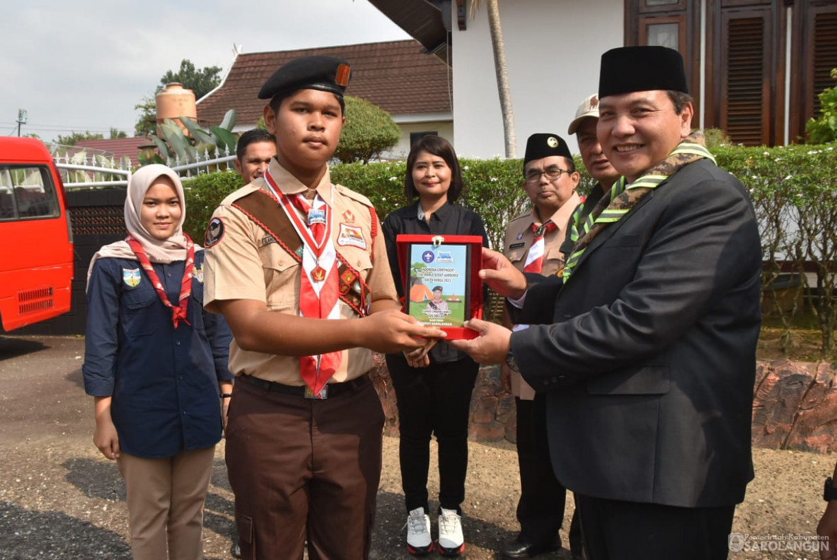 16 September 2023 - Penjabat Bupati Sarolangun Melakukan Pelepasan Anggota Pramuka di Rumah Dinas Bupati Sarolangun