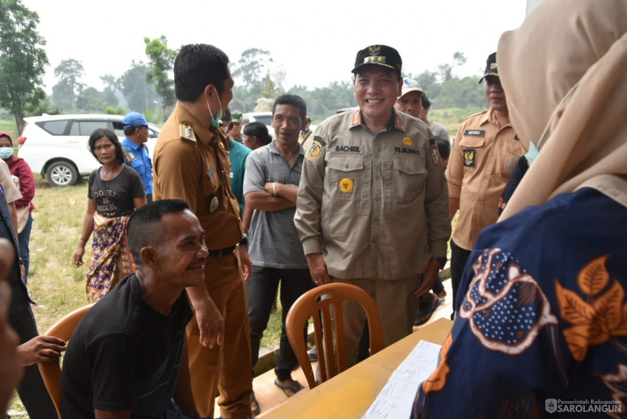 6 Oktober 2023 - Penjabat Bupati Sarolangun Melakukan Peninjauan Kegiatan Pengobatan, Posyandu, Dan Pemberian PMT di Kampung Madani SAD Desa Lubuk Jering Kecamatan Air Hitam