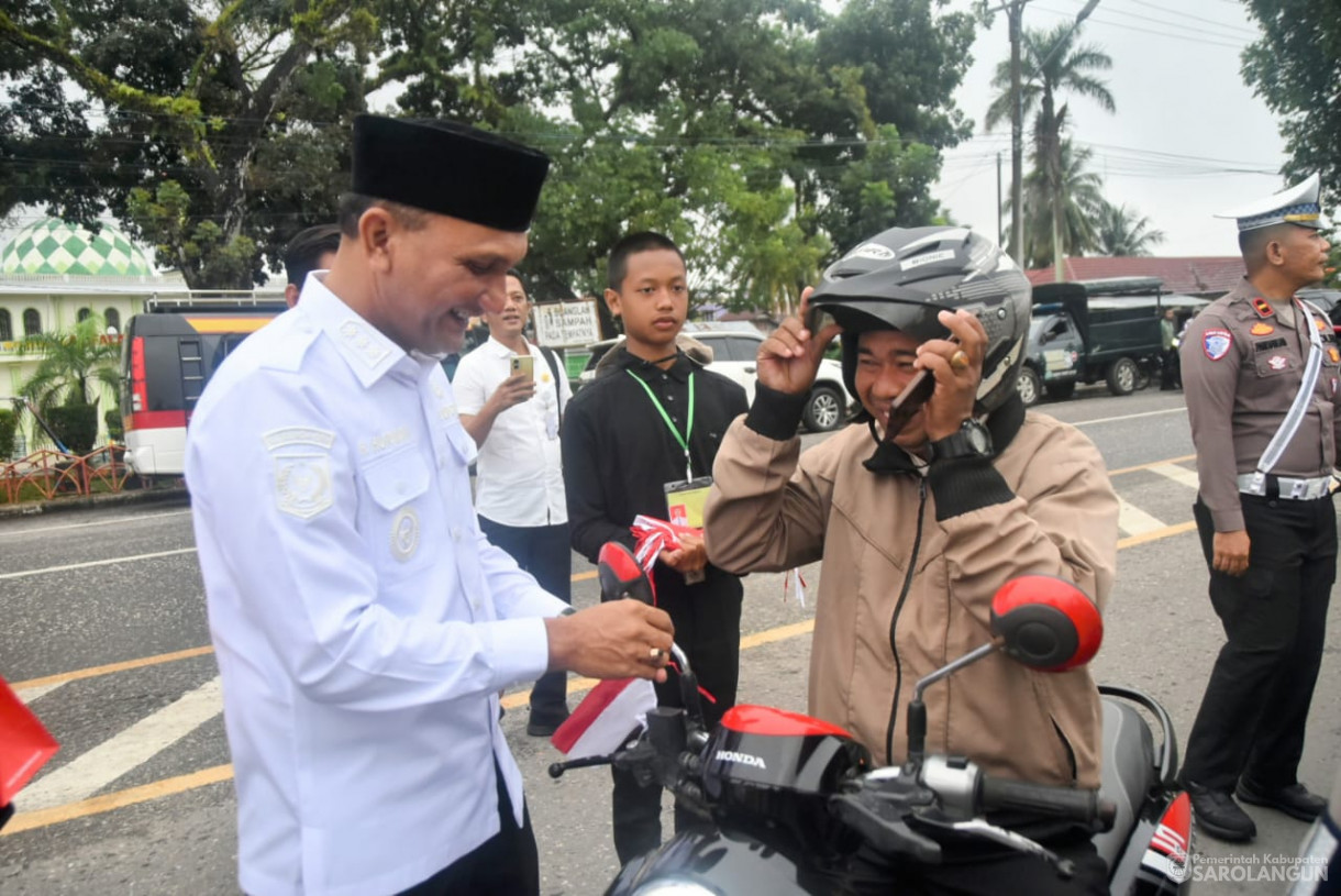 13 Agustus 2025 - Pembagian Bendera Merah Putih Kepada Masyarakat Dalam Rangka HUT RI Ke 80 di Depan Bank Jambi