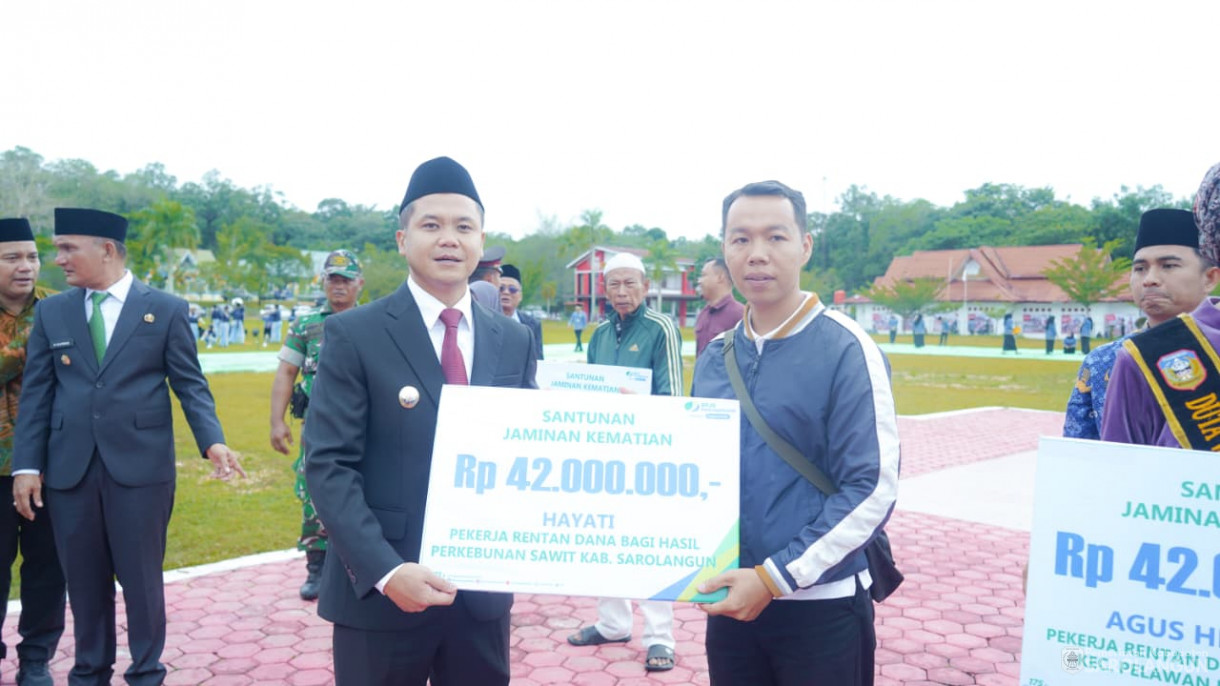 28 Oktober 2025 Upacara Hari Peringatan Sumpah Pemuda Ke 97 Tahun 2025 , Launching Perlindungan Jamsostek Bagi Pekerja Rentan, Lembaga Adat Masyarakat dan LPM Kelurahan dan&nbsp;Penyerahan Satu Unit Truk Sampah Ke Dinas LHD Sarolangun&nbsp;&nbsp;