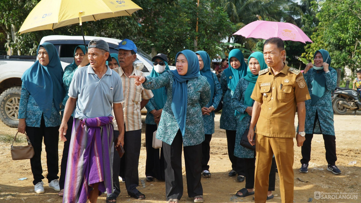 21 April 2026 Ketua TP PKK Kabupaten Sarolangun Tinjau Langsung proses pencarian korban tenggelam di Dam kutur, Desa Monti Kecamatan Limun