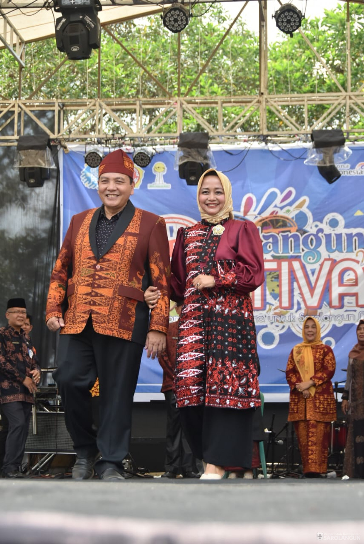 10 Oktober 2023 - Penjabat Bupati Sarolangun Menghadiri Lomba Fashion Show Batik Daerah Jambi Di Panggung Utama Koni Sport Centre Sarolangun