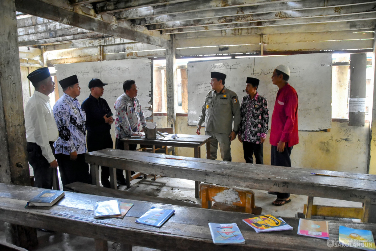 25 November 2023 - Penjabat Bupati Sarolangun Meninjau Kondisi Madrasah Darul Islam Desa Sungai Baung Kecamatan Batang Asai