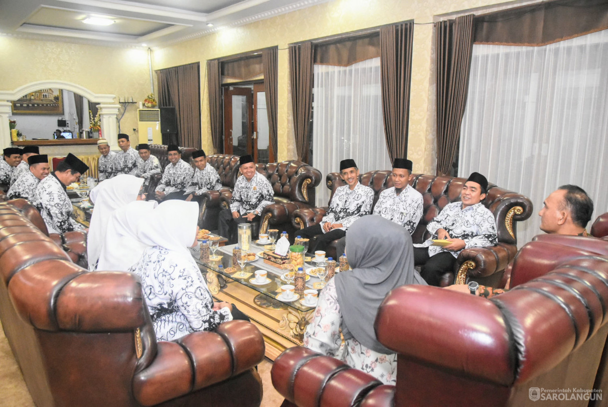 24 Juli 2025- Silaturahmi Dengan Pengurus PGRI&nbsp; di Rumah Dinas Bupati Sarolangun