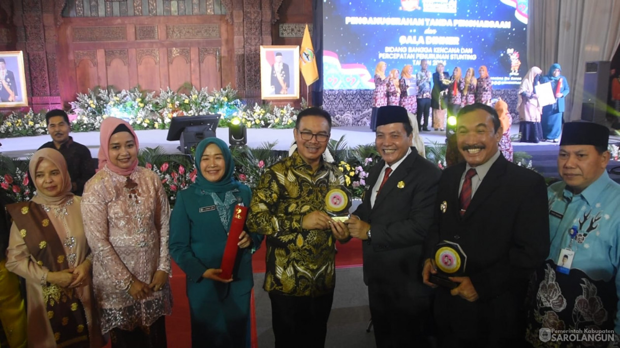 28 Juni 2024 - Penyerahan Tanda Penghargaan Program Percepatan Penurunan Stunting Berdasarkan Hasil Survei Kesehatan IndonesiaTahun 2023, Bertempat di Merapi Grand Ballroom PRPP Jawa Tengah