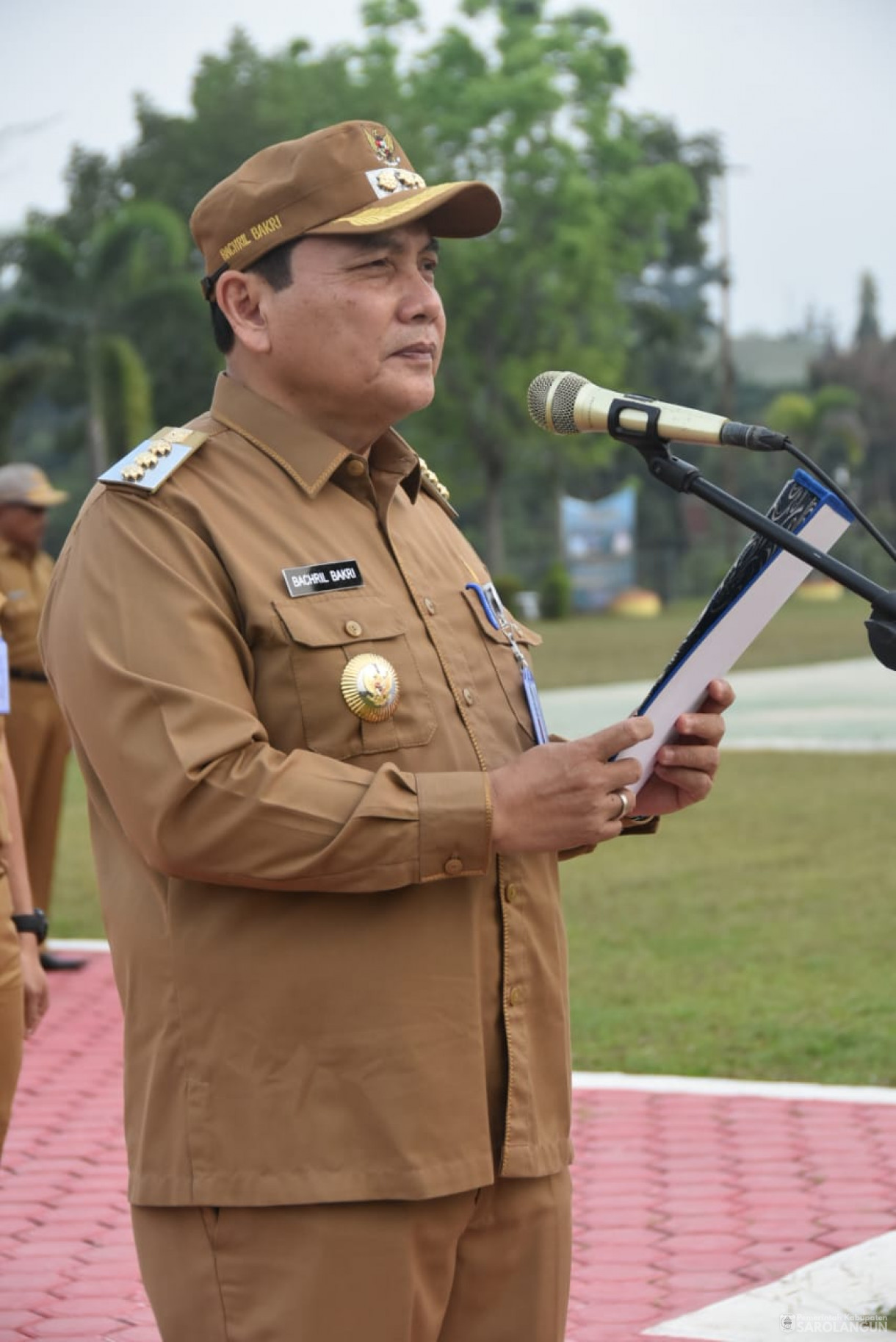 18 September 2023 - Penjabat Bupati Sarolangun Memimpin Apel Gabungan Sekaligus Memberikan Santunan JKM Dan Beasiswa Di Lapangan Gunung Kembang Sarolangun