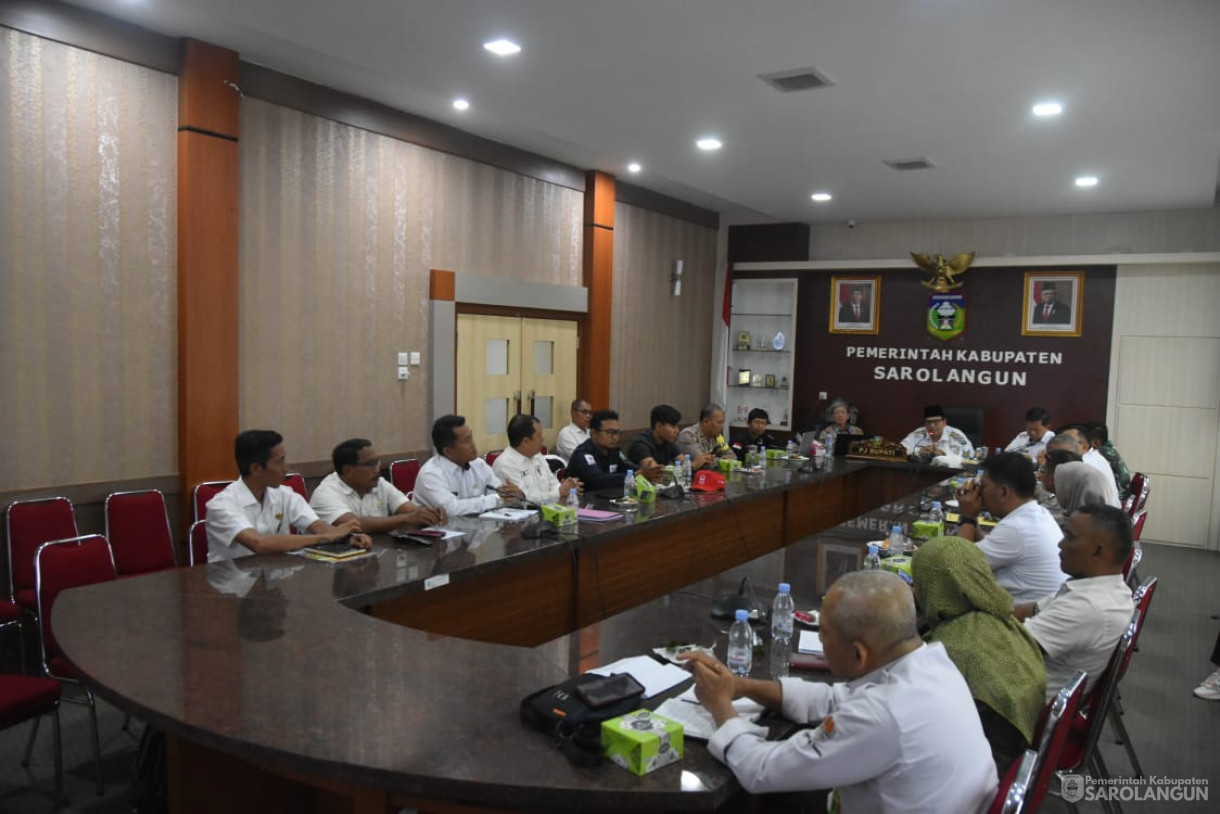 8 November 2023 - Penjabat Bupati Sarolangun Menghadiri Rapat Penanganan Karhutla Dengan Prof. Yosh Azuma Ph. D Dari Universitas Ritsumeikan Jepang di Ruang Pola Utama Kantor Bupati Sarolangun