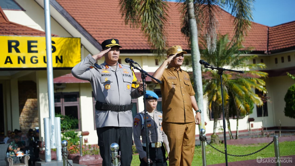 Apel Gelar Pasukan Dalam Rangka Operasi Lilin Tahun 2025 Sekaligus Memberikan Penghargaan dari Bapak Bupati Kepada 4 Pejabat Polres Sarolangun