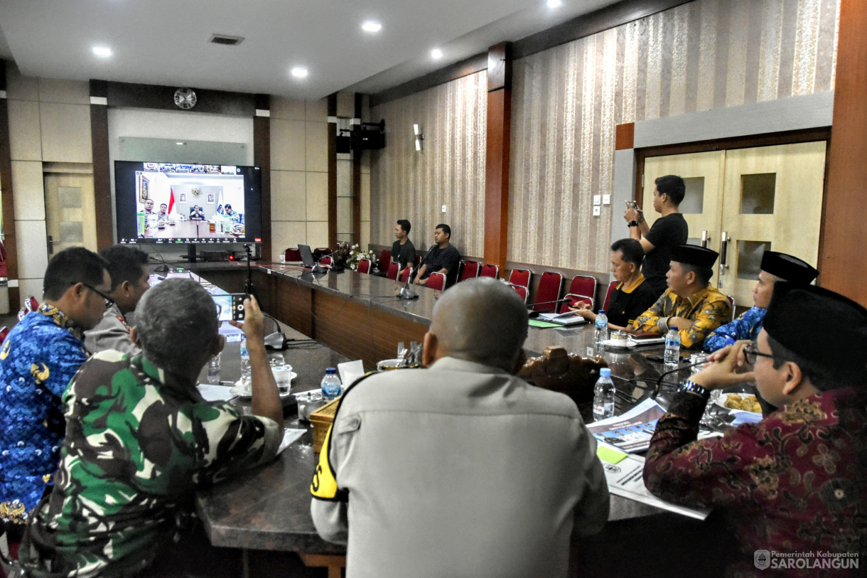 17 November 2023 - Penjabat Bupati Sarolangun Menghadiri Rapat Koordinasi Percepatan Penandatanganan NPHD Kegiatan Pemilihan Kepala Daerah Tahun 2024 Se Provinsi Jambi Via Zoom Meeting di Ruang Pola Utama Kantor Bupati Sarolangun