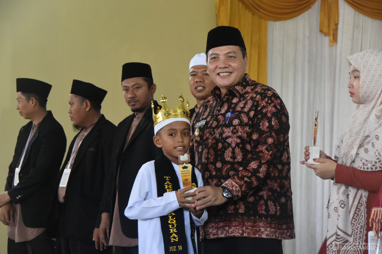 18 Mei 2024 - Wisuda Akbar Tahfizh Al Quran SD IT dan SMP IT Al Kahfi Sarolangun