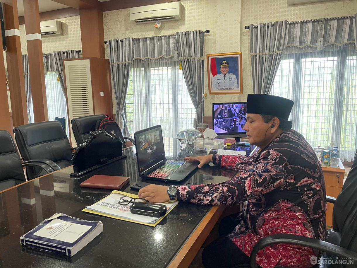 3 November 2023 -&nbsp;Penjabat Bupati Sarolangun Menghadiri dan Sekaligus Membuka secara Resmi Pelatihan Fungsional Perencana Pemerintah Kabupaten Sarolangun Tahun 2023 Melalui Zoom Metting di Kantor Bupati Sarolangun