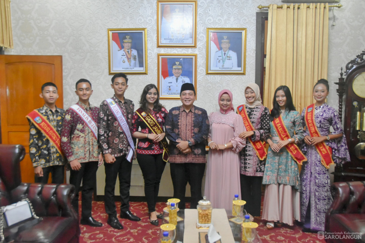 1 Juni 2024 -&nbsp;Makan Malam Bersama Finalis Bujang Gadis Kota Jambi Asal Sarolangun di Rumah Dinas Bupati Sarolangun