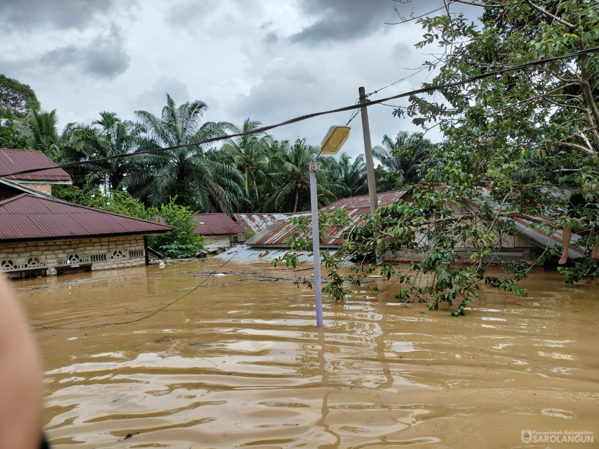 12 Januari 2024 - Meninjau Lokasi Terdampak Banjir Di Desa Teluk Kecimbung Dan Memberikan Bantuan Di Kecamatan Bathin VIII