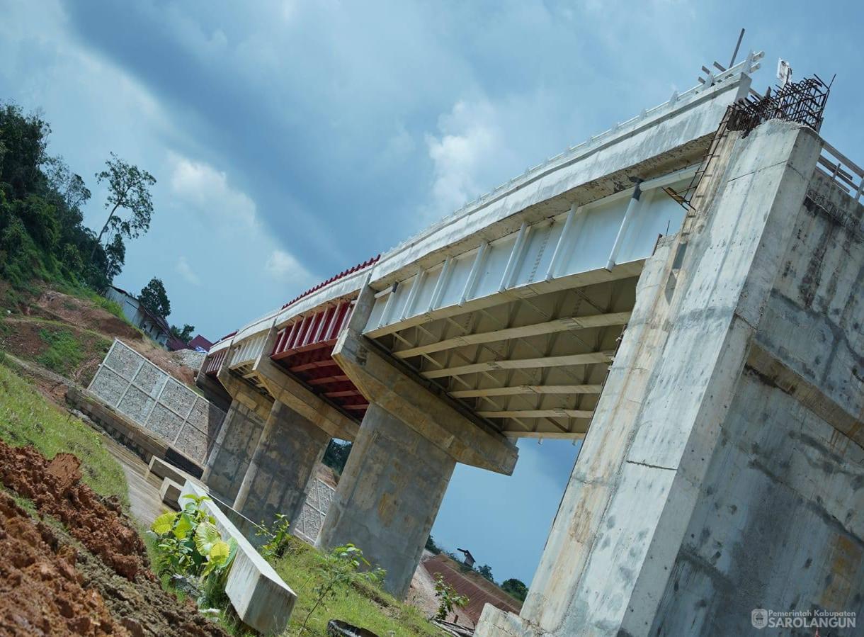 25 Mei 2026 Wakil Bupati Sarolangun meninjau pembangunan jembatan Batu bara oleh PT. SKC dan Pemerintah Provinsi Jambi di desa Muaro Ketalo Kec. Mandiangin