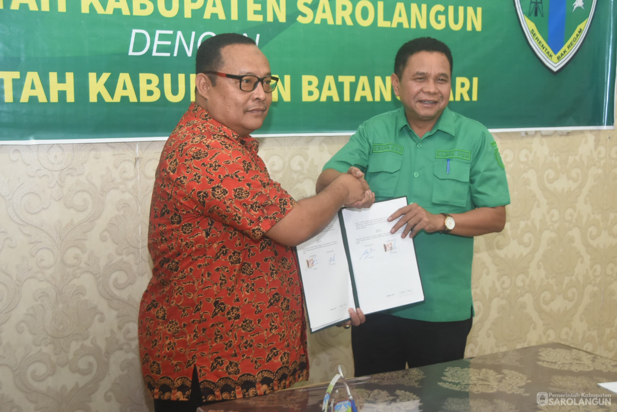 8 Agustu 2025 - Penandatanganan Kerjasama Antara Pemerintah Kabupaten Sarolangun dengan Pemerintah Kabupaten Batanghari di Rumah Dinas Bupati Sarolangun